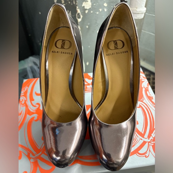 Kelsi Dagger Shiny Silver Heels - Picture 1 of 6